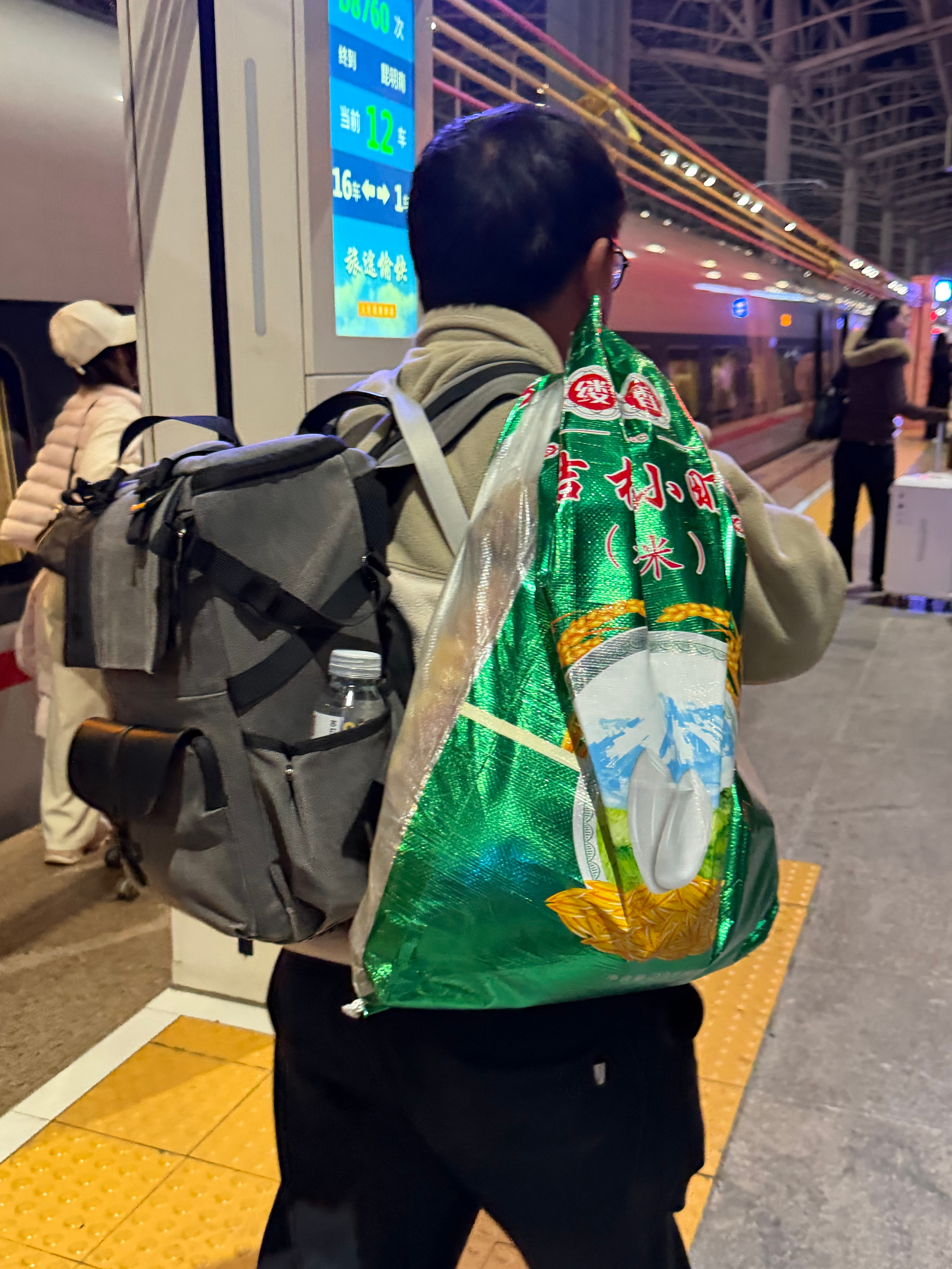 我的老品种同事扛的是朋友送的牛干巴