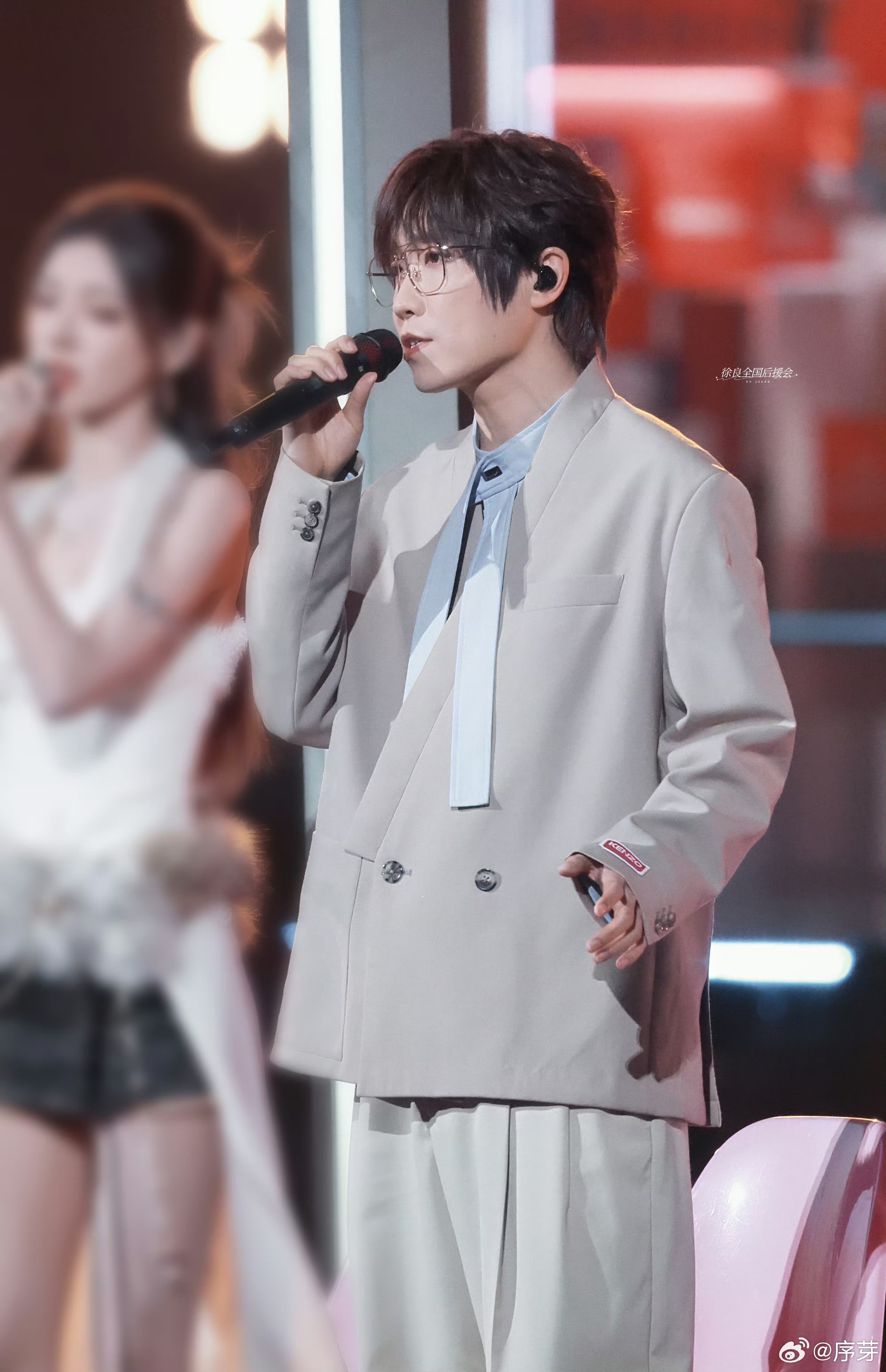 徐良演唱会时薪4000徐良演唱会送20部手机很少见歌手把演唱会做得这么有诚意，徐