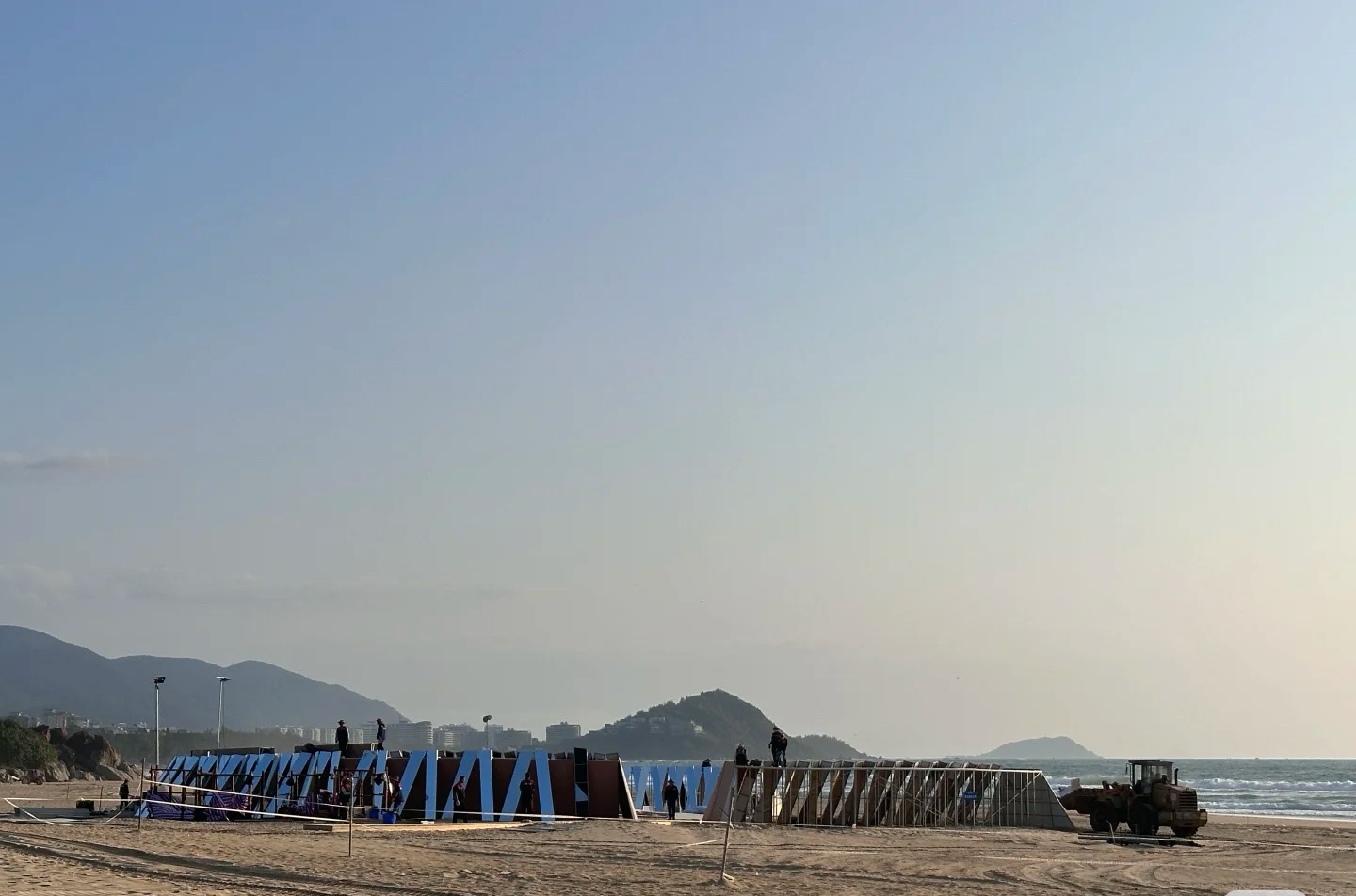 浪姐6海边露天初舞台  浪姐6海滩初舞台搭建中 好消息好消息浪姐6海滩初舞台已经