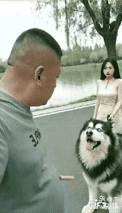 遛弯手里拿根香肠，竟然遭到养狗女子当众指责，最后双双掉进河里。
 
大清早，男子