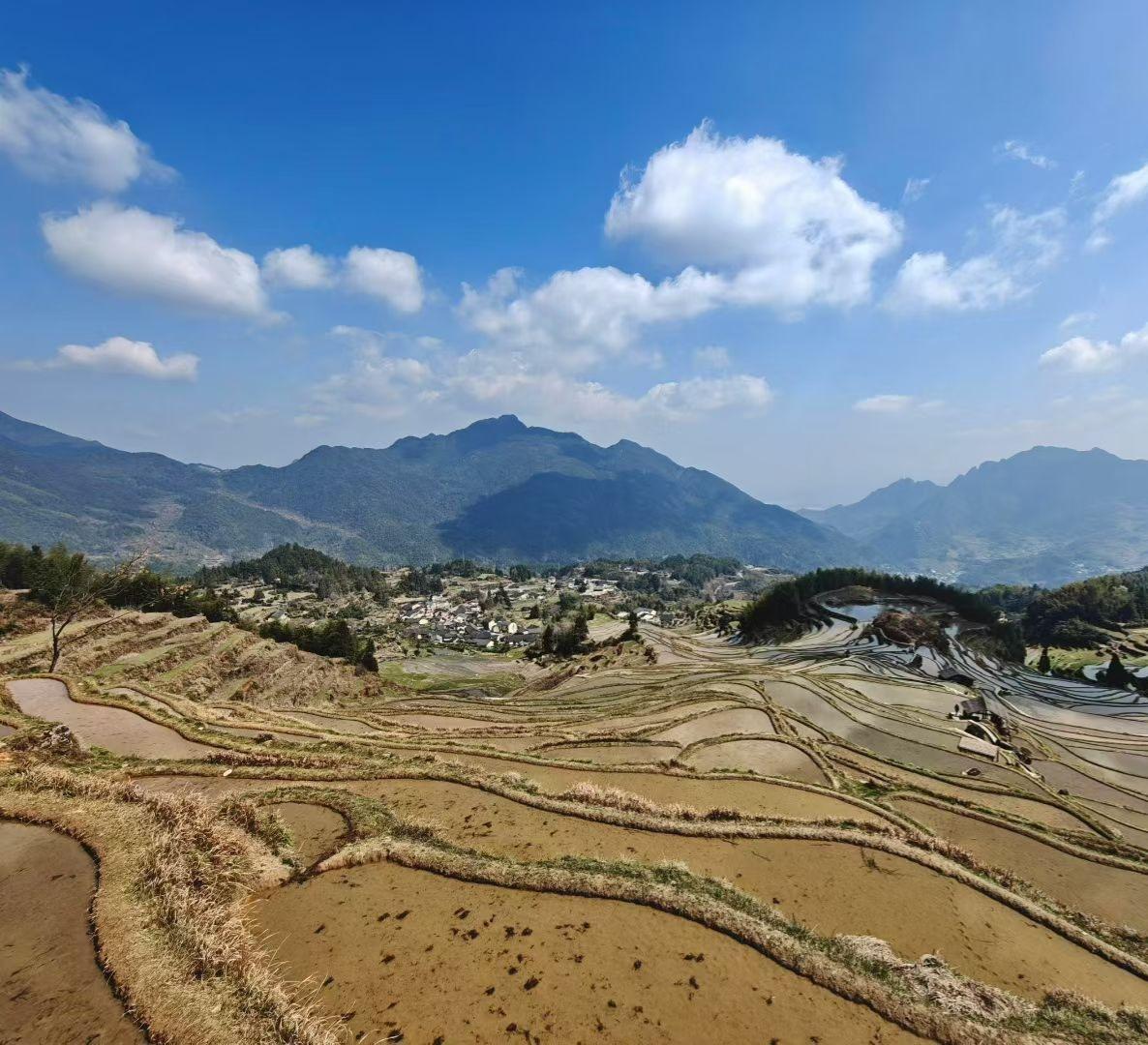 可以分享一张你拍的天空美照吗站在这层叠的梯田边，看蓝天作幕、青山为底，心里一下子