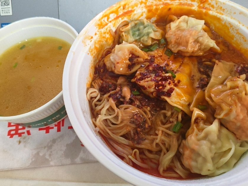 茉莉奶绿，袁记云饺的6个云吞和一些拌面，还有个送的汤 