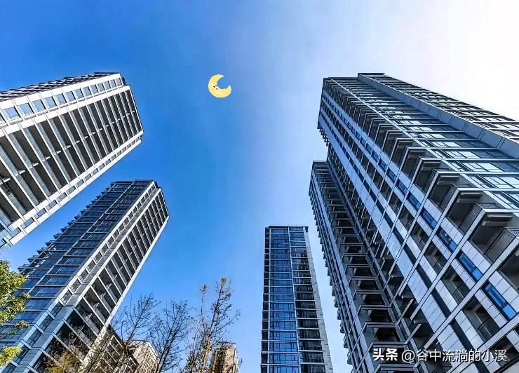 重庆这事儿也太让人费解了！
七旬退休女工名下，
三年突然冒出10套房产，

总面