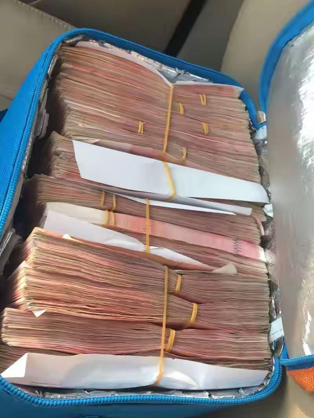 香港人经历了这次火灾后说以后再也不敢把现金放家里了一香港朋友说她父亲，这次终于想