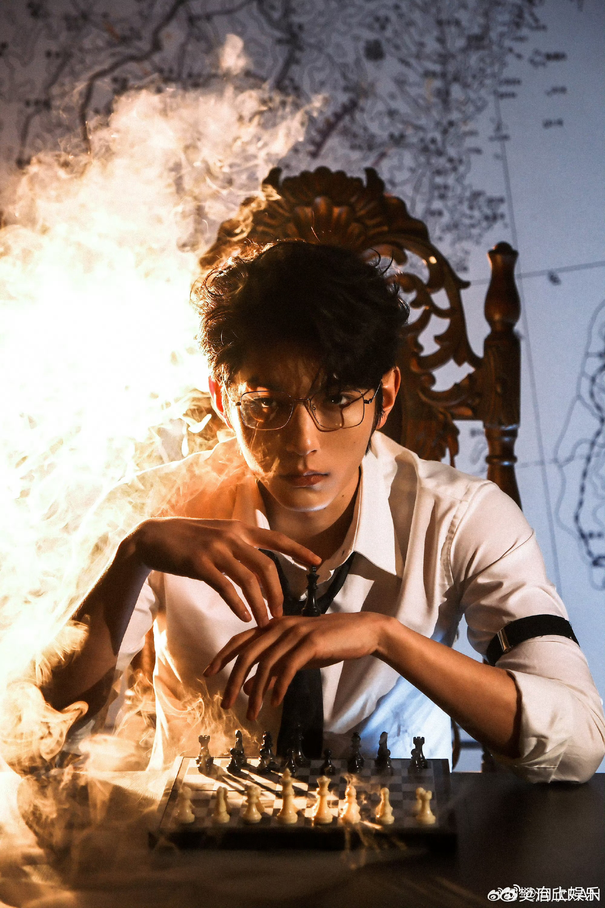 樊治欣欲张力 烟雾里的樊治欣帅到失语！云淡风轻却自带气场，禁欲又撩人，性张力夯爆