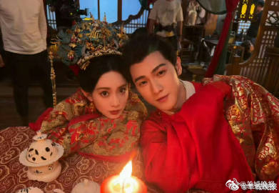 【在一片红红火火中迎接新年】满屏的红，是影视剧里的团圆，也是现实里的年味影视剧在