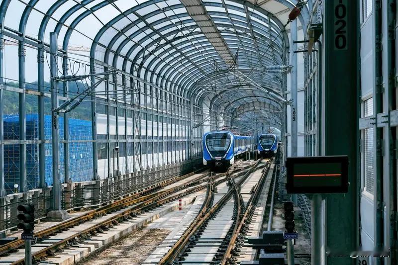 三十亿的投资，撬动的是一个千亿级的经济引擎。这正是重庆所需要的——通过轨道交通的