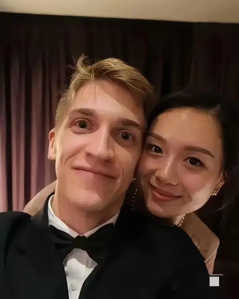 异国乒乓夫妻卡尔伯格
德国乒乓球运动员，万远
华裔，正参加成都混合团体赛