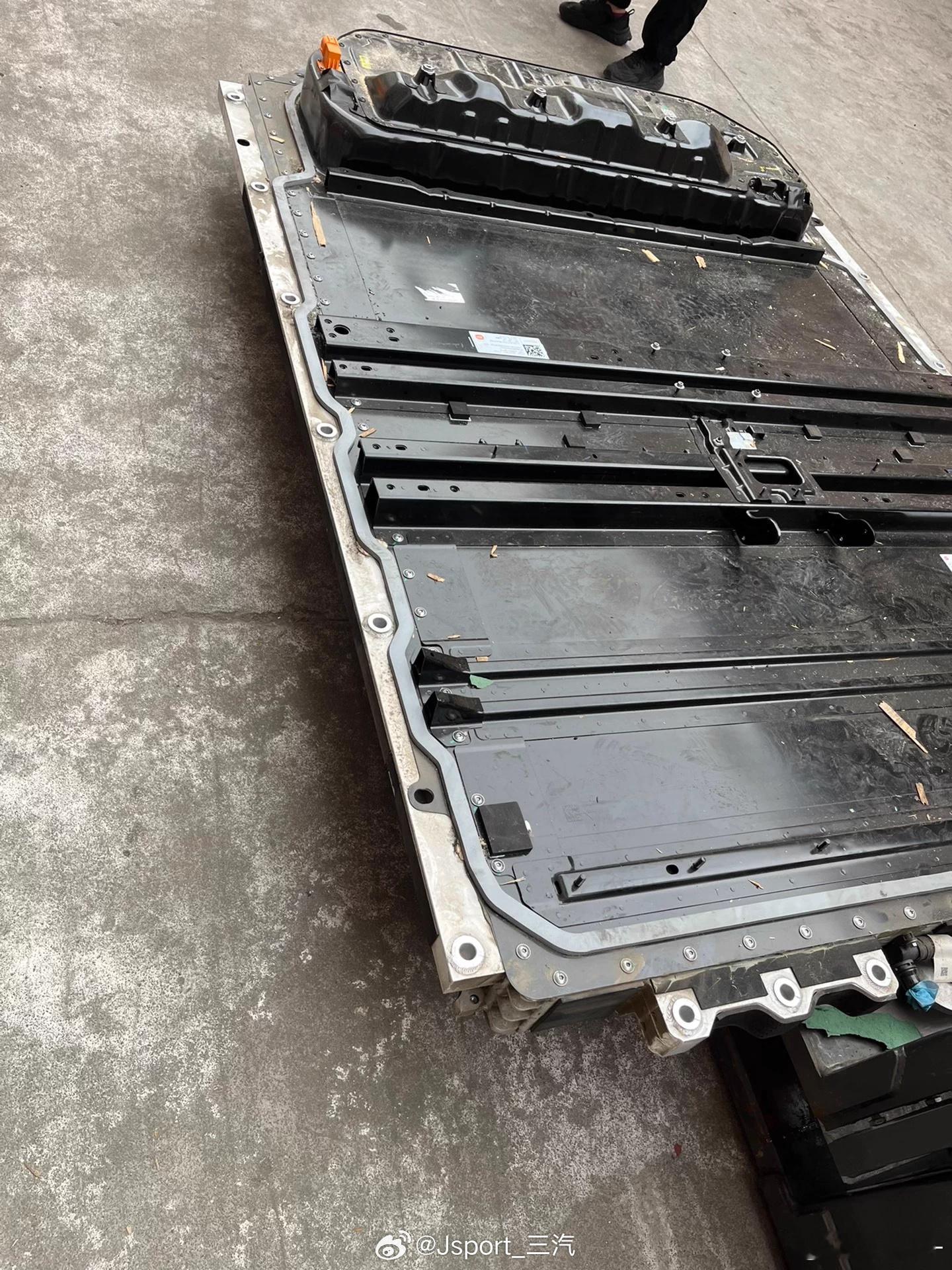 CTB下面两个包都是CTB,左面是小米右面是IX3他们的区别是小米横梁放在电池包