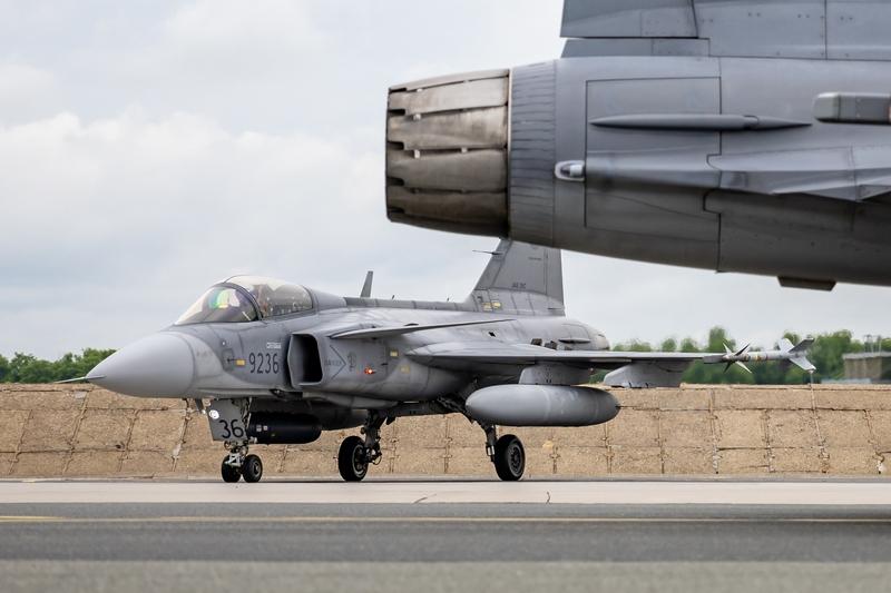 美国威胁加拿大，意图可不止一个。就拿战机采购这事来说，加拿大原计划买88架F -