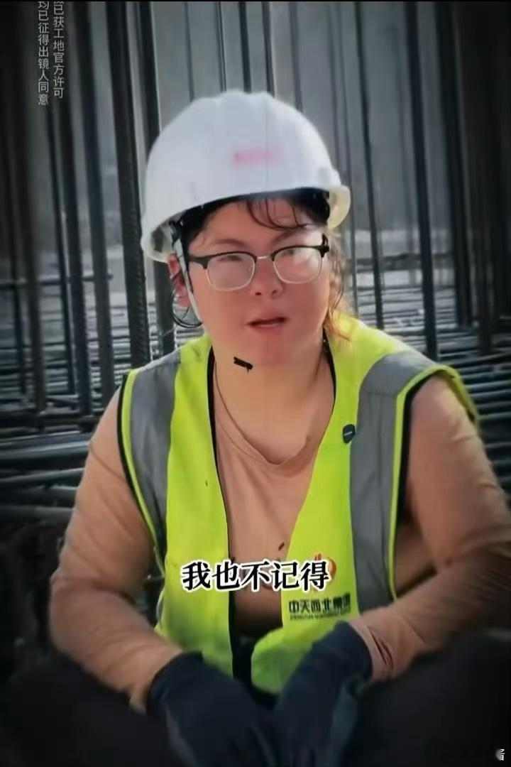 吴克群给西安00后工地女孩送手机不去参加光鲜亮丽的商业活动，而是看见工地里的打工