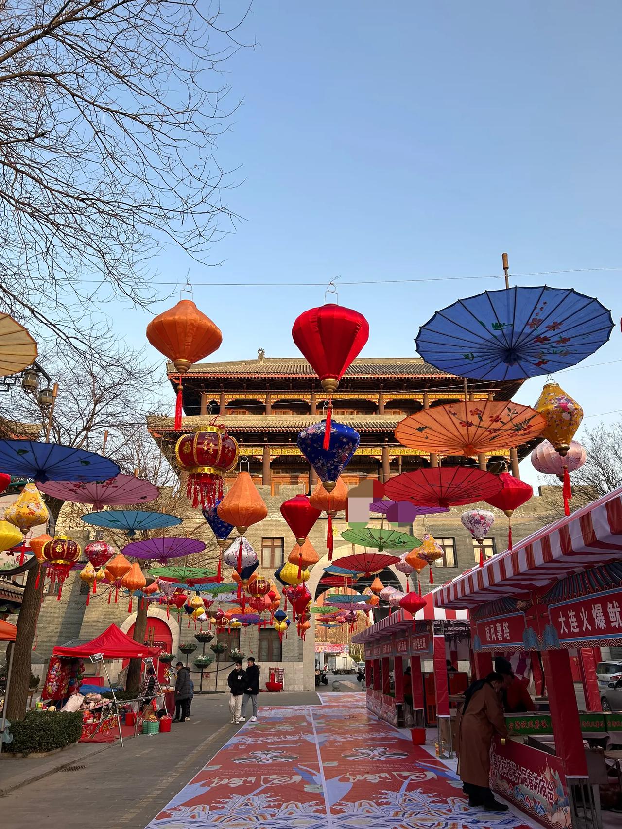 不明白为什么挂这样的灯笼，挂上伞什么意思！印象中中国传统文化里没有这种符号吧！
