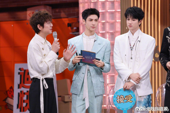 罗云熙小心翼翼闯了很多祸 小心翼翼的动作配上藏不住事的眼睛，重要信息全盘托出的瞬