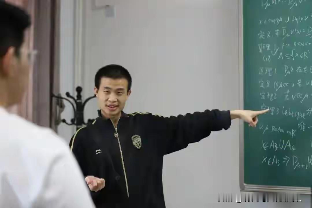 韦东奕获国家自然科学二等奖，证明了自己的实力。他用数学方法解决了具体的理论问题，