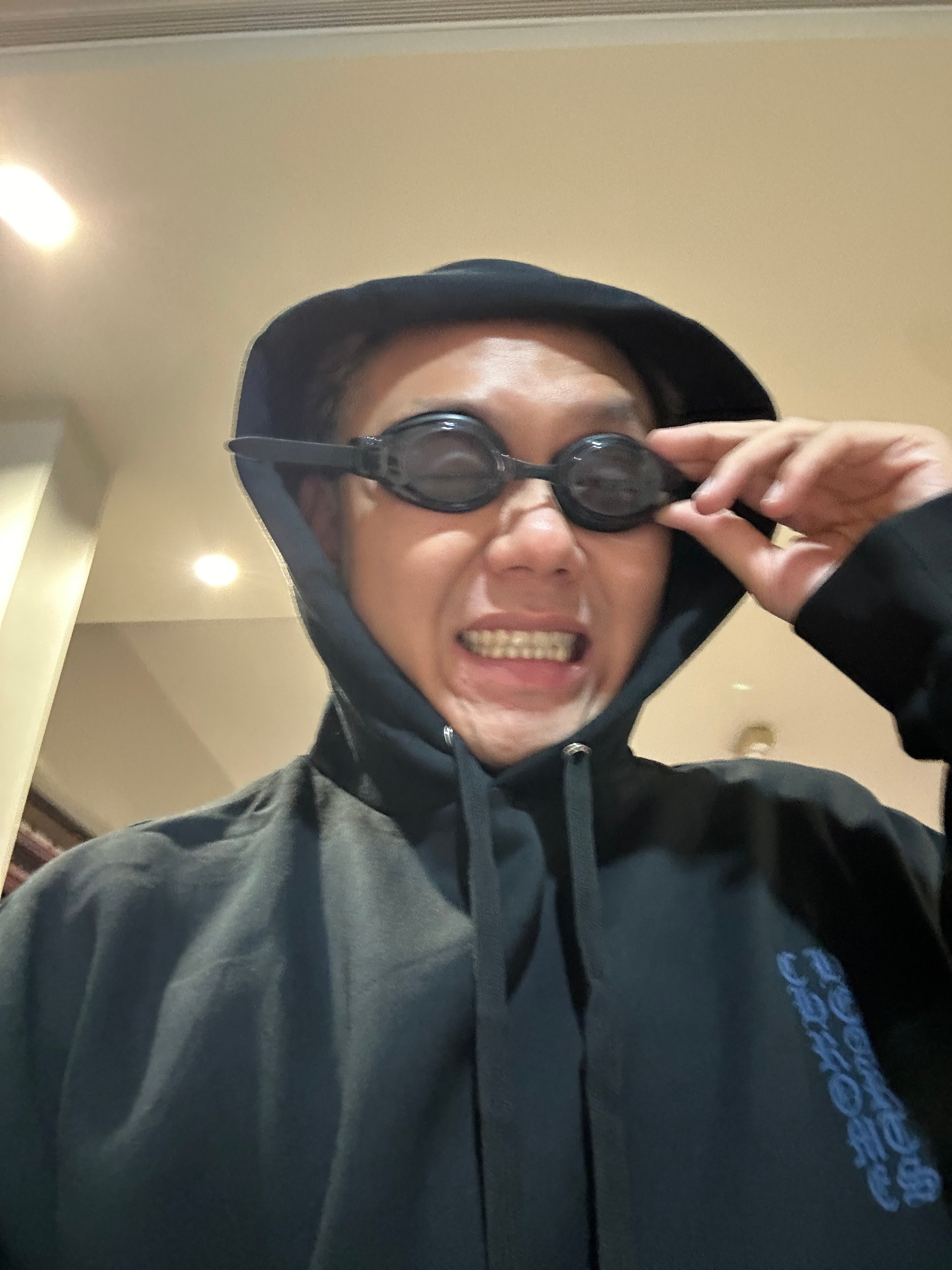 睡了一下午 确实困下池子戏水🏊 要流浪小猫咪吗？  ​​​