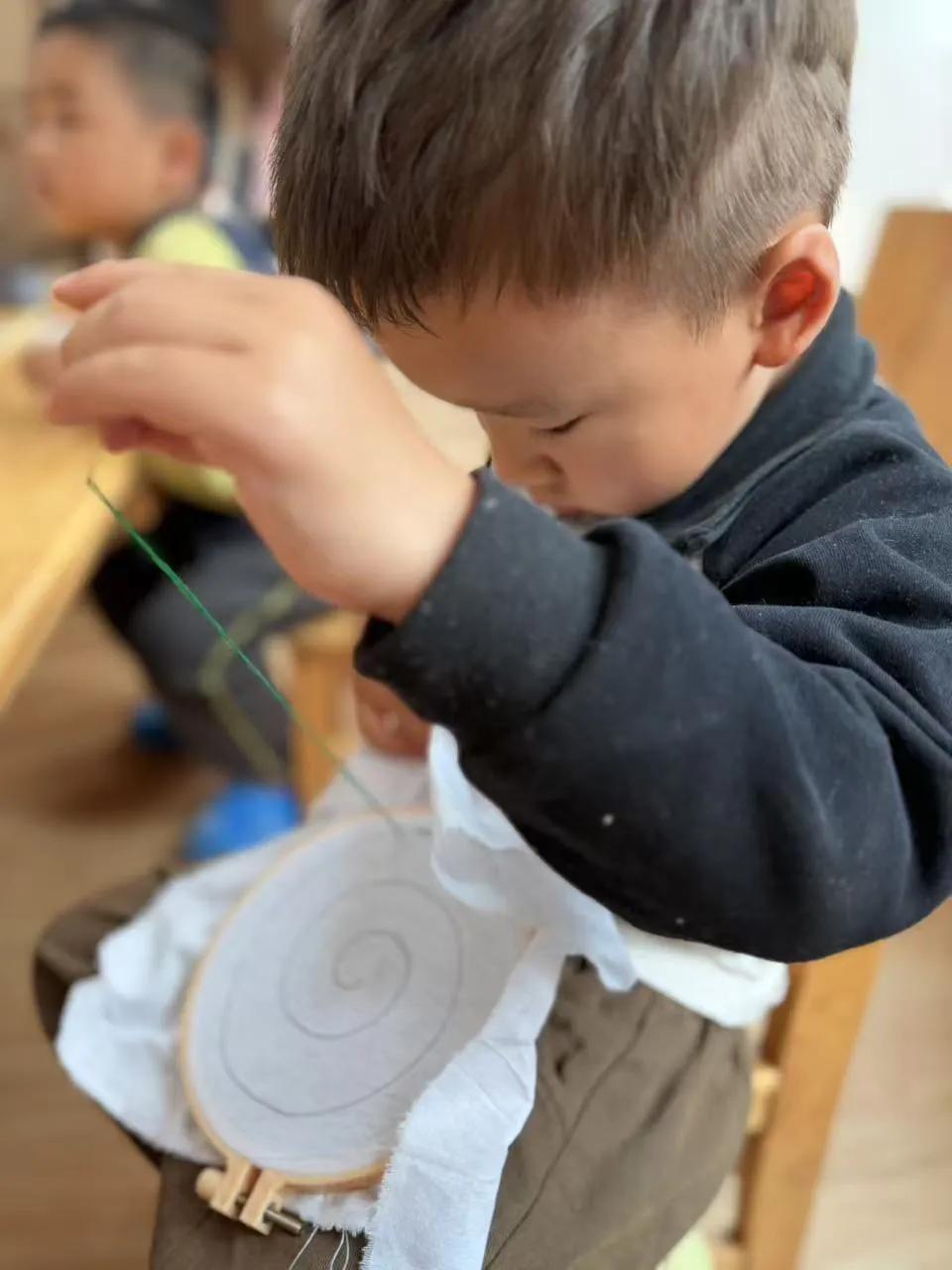 幼儿园的时光热闹又美好。小朋友们安静体验趣味刺绣，小手认真穿线，一针一线格外专注