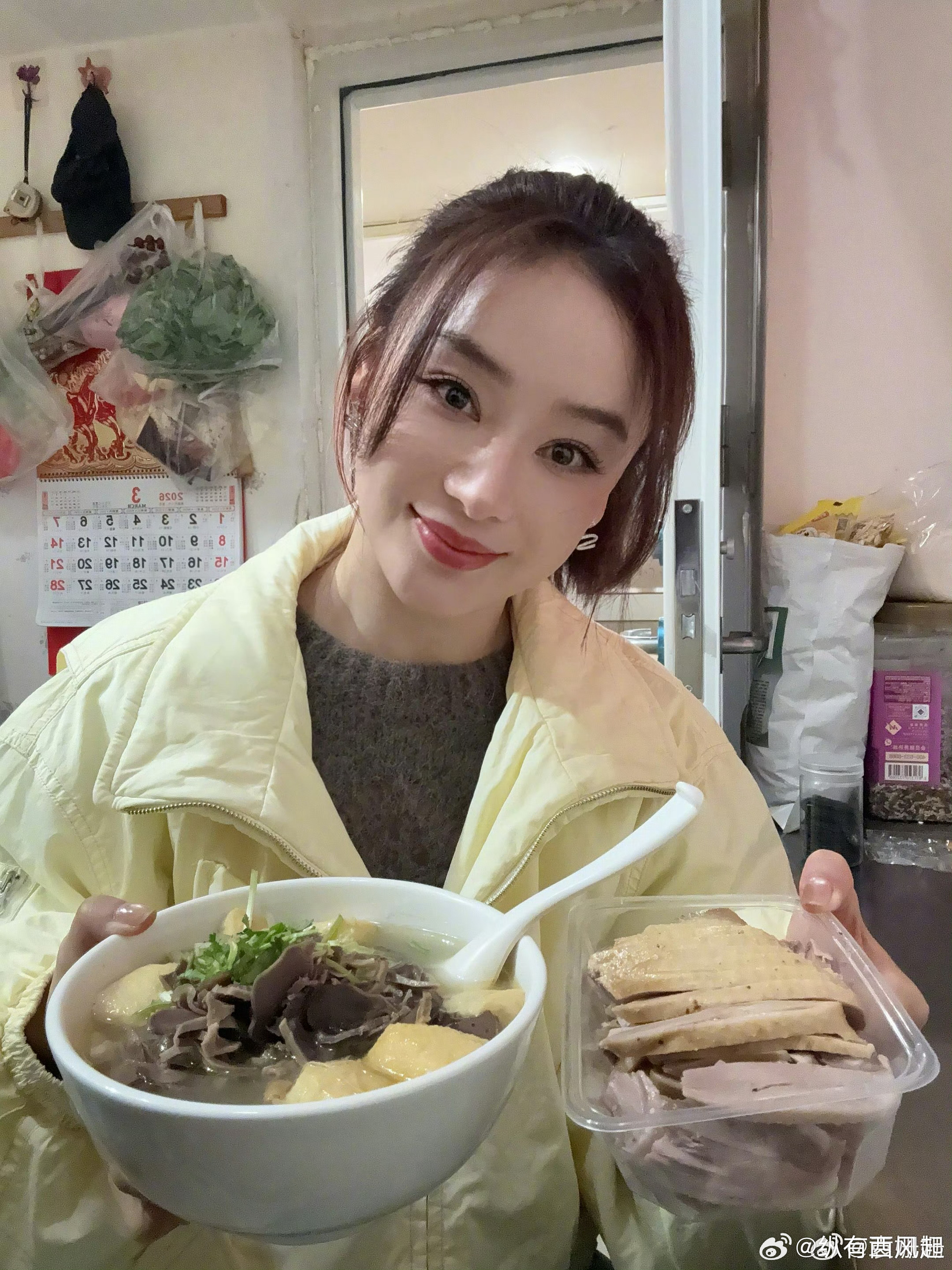 袁姗姗在南京吃盐水鸭还要打包我第一次吃盐水鸭时也觉得超好吃的，看的我都想去吃了