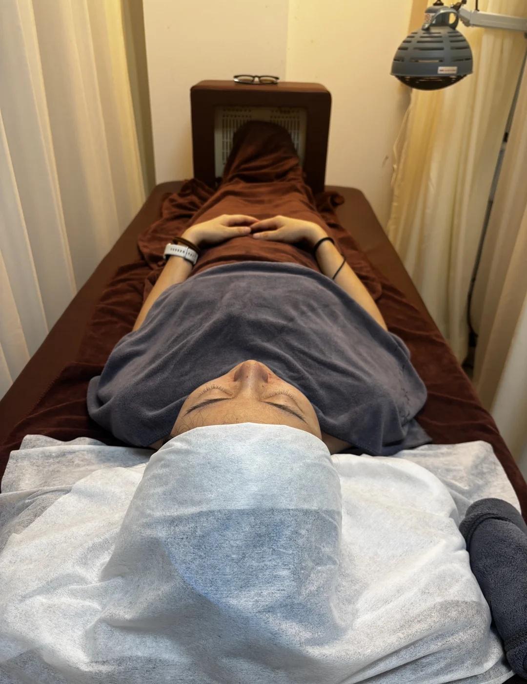 广州湿气重到我人快发芽…还好有免费艾灸床
回南天，感觉身上能拧出水💧
白天冲去