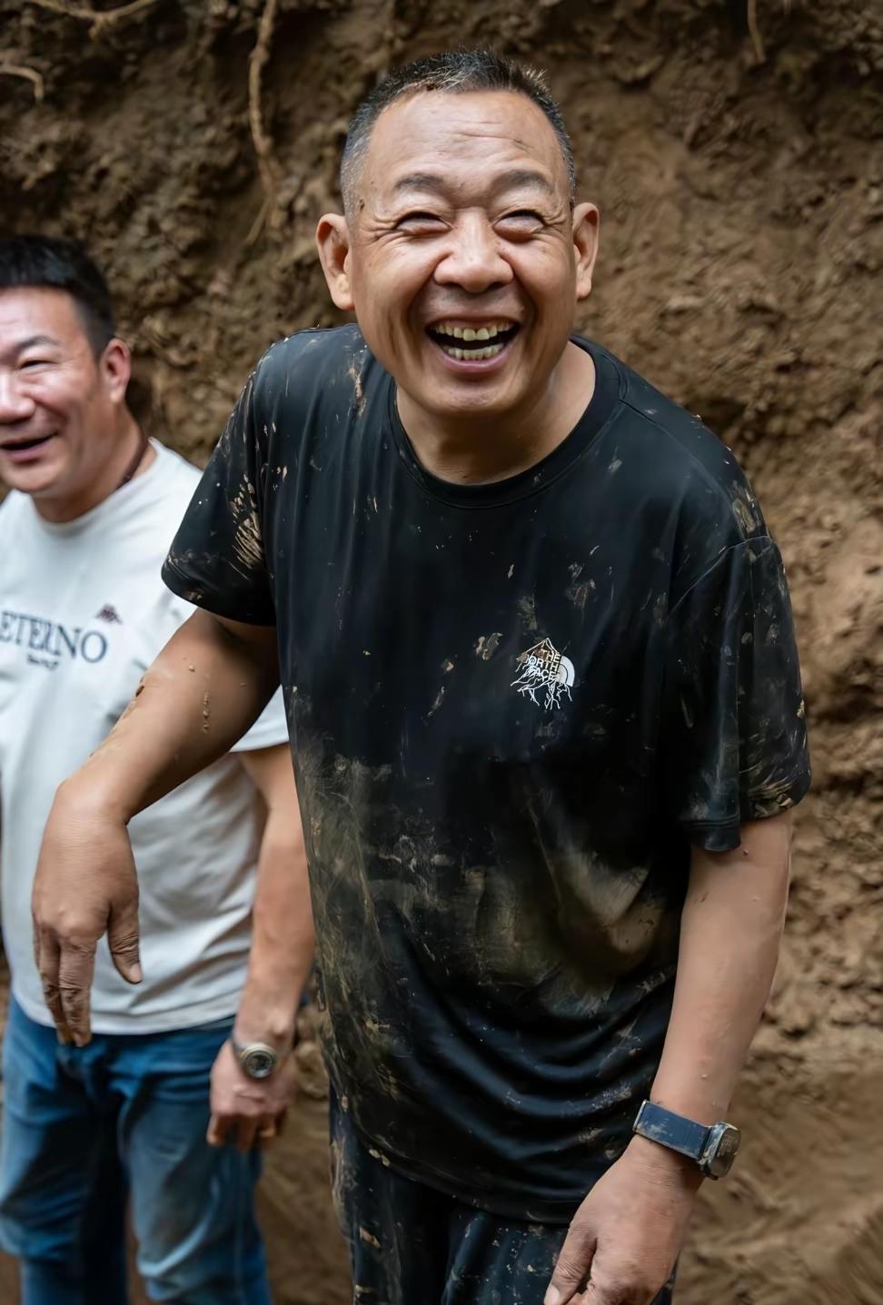 于东来，他怎么这么快乐？
谁能告诉我，他为啥每天都这么开心？是那种无关乎财富，地