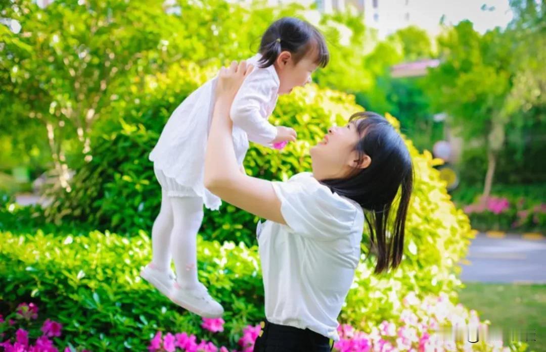 女人有时候，
真的挺无奈的。
结婚生子，在家带娃，
又没收入来源。
出去工作挣钱