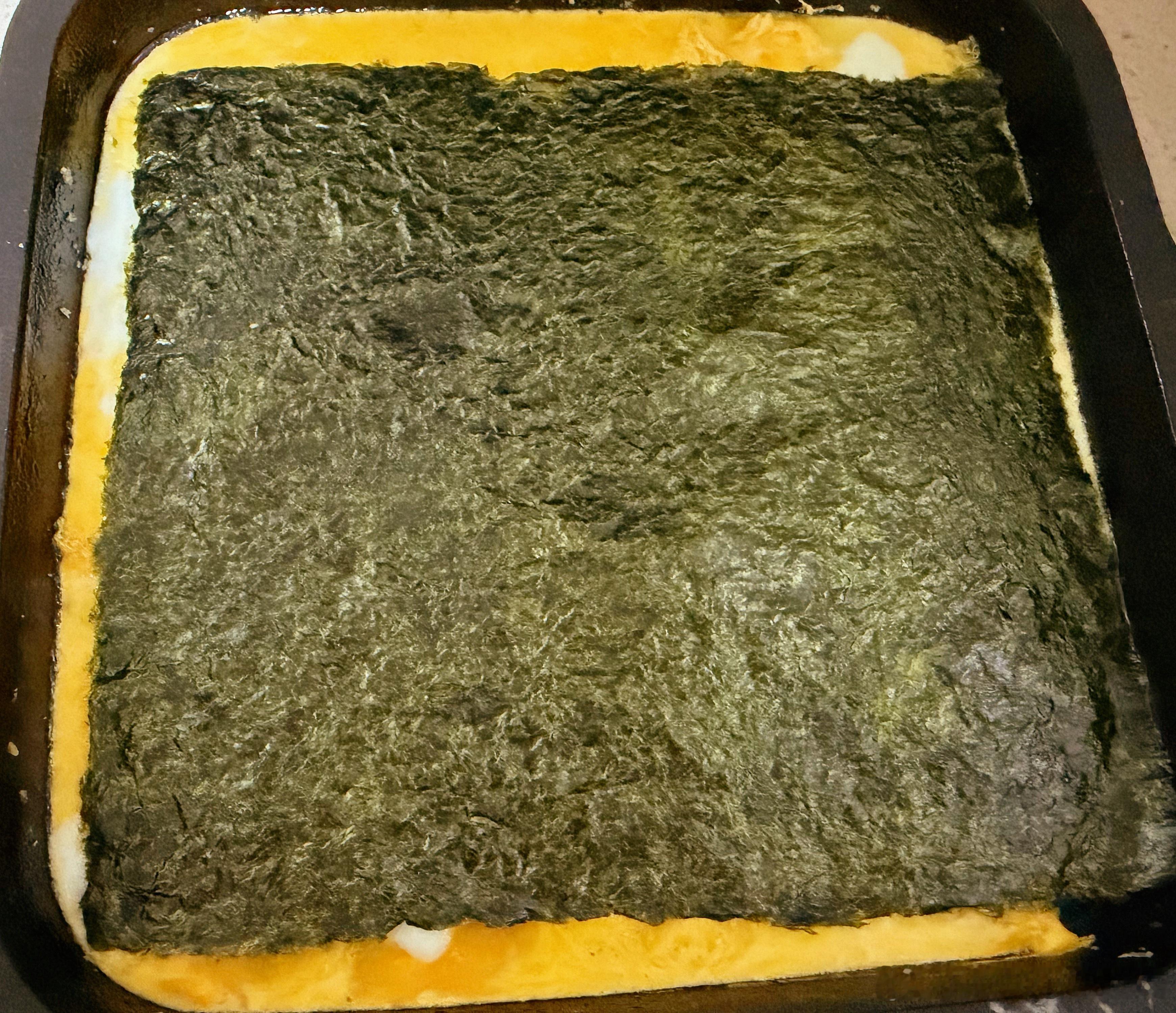 原谅老母亲睡了个回笼觉，现在才做早饭~今天整个紫菜包饭，给自己来杯抹茶冰牛奶~开