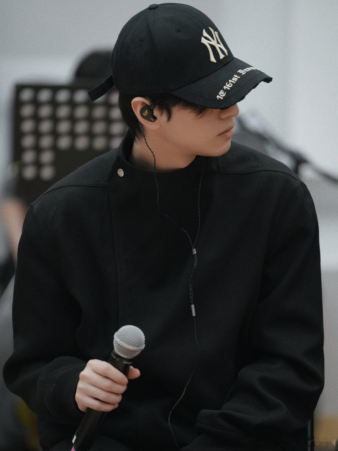 严浩翔贵阳演唱会彩排照，严浩翔准备了，期待住和舞台上的浩翔的见面啦~ 