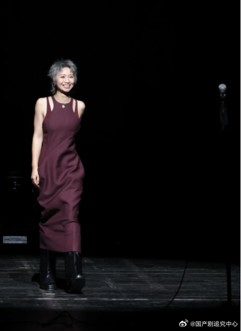 刘旸你在外面就这么赚钱的啊不好笑就露宿街头喜剧人本能爆发！刘旸见钢管就跳，从拒绝