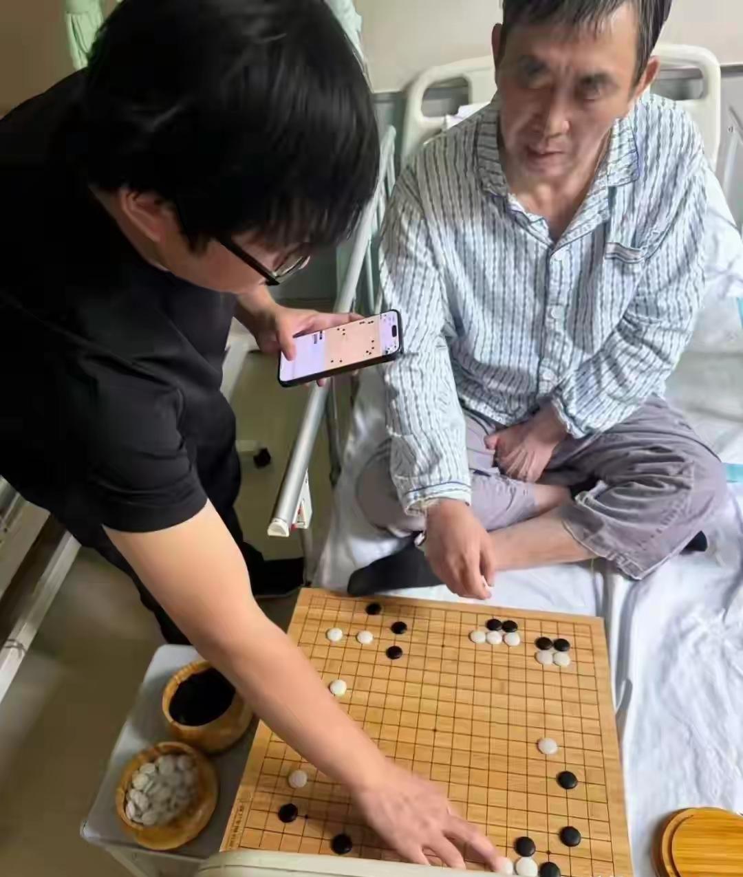 聂卫平逝世后引争议，
功绩与私生活遭热议
 
2026年1月14日，“棋圣”聂卫