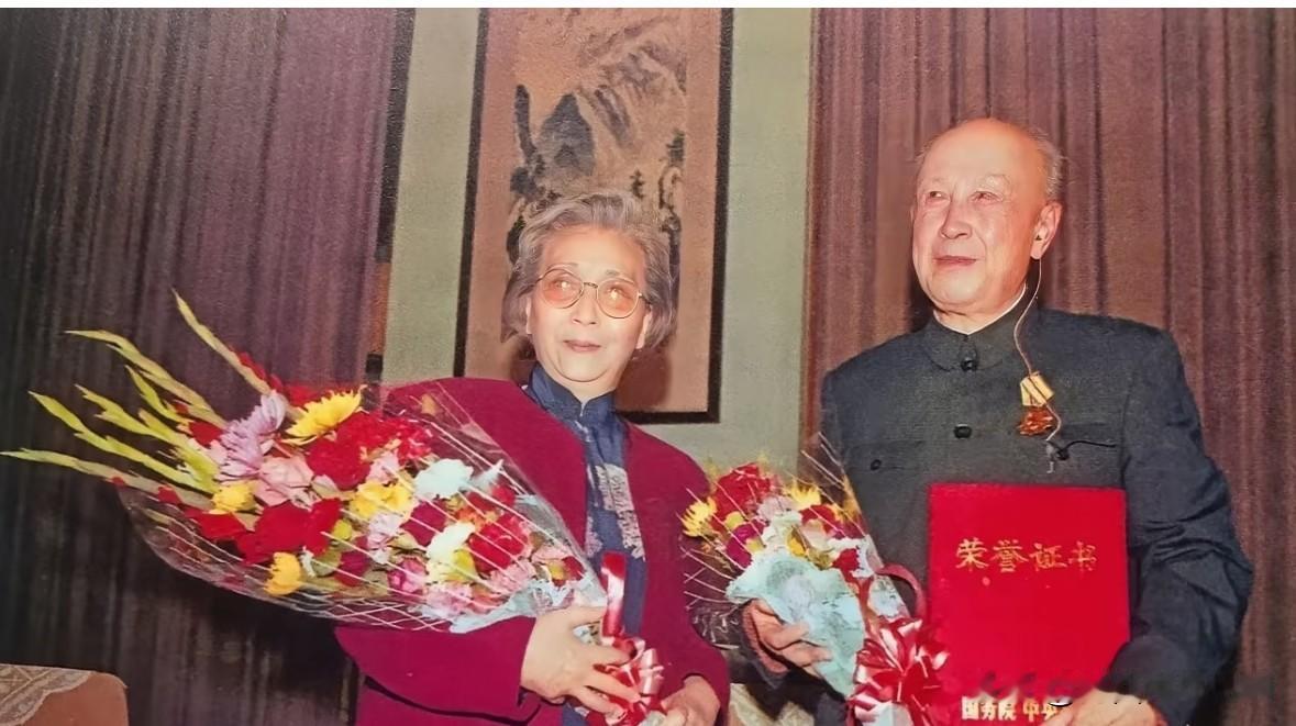 1991 年，钱学森被授予“国家杰出贡献科学家”“一级英语模范奖章”荣誉称号，在