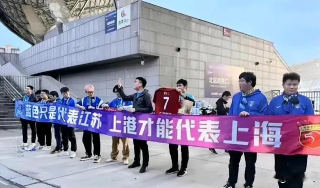 无法一家亲了，再说竞技体育对手之间哪有什么一家亲之说。中超第20轮，上海海港将主