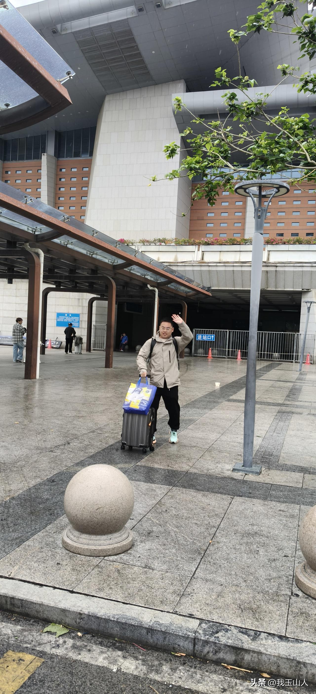 送儿负笈赴长沙，
百感交萦鬓已华。
既盼云程开锦绣，
又思膝下话桑麻。
行囊载梦