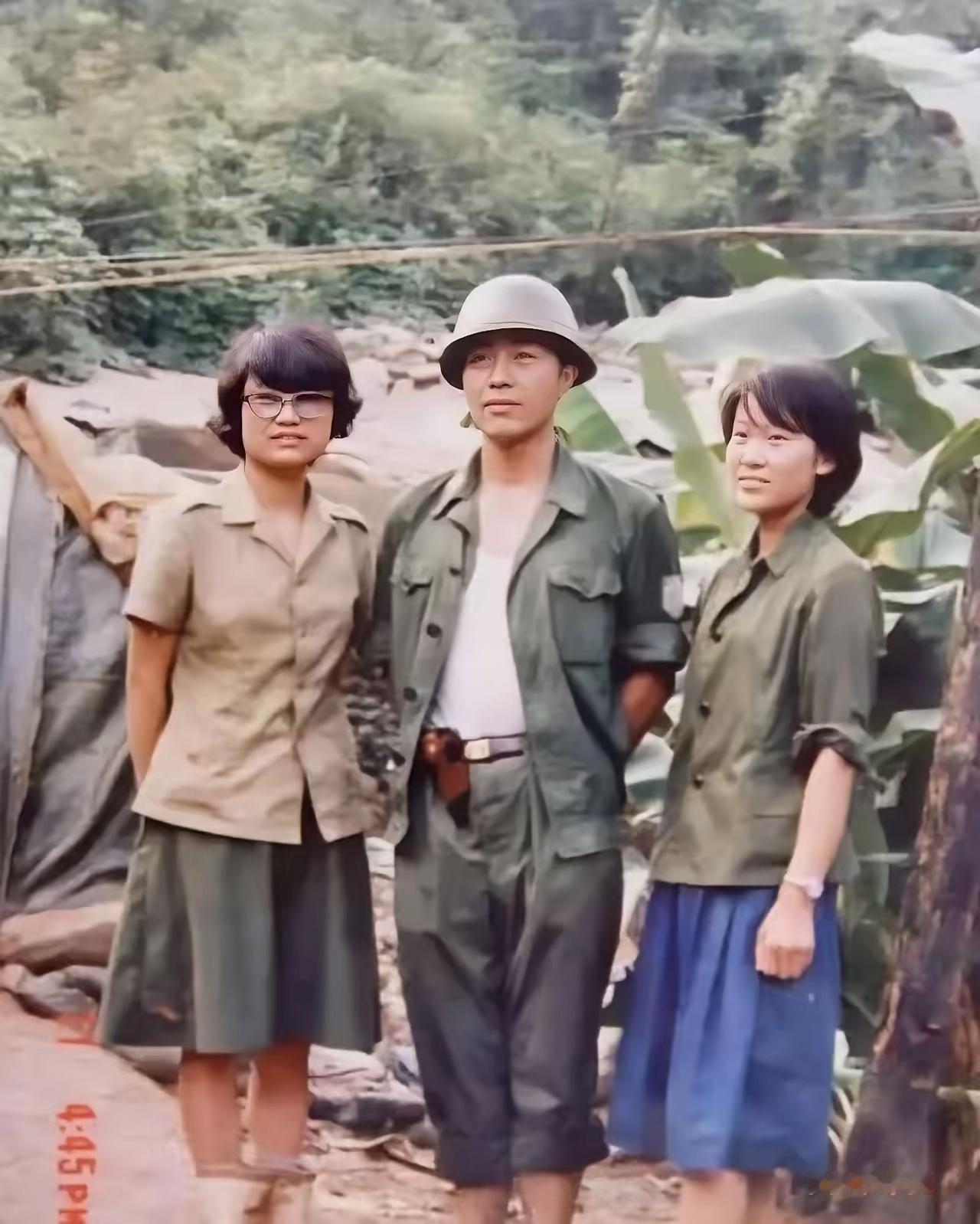 没想到开国中将秦基伟的儿子上老山前线，身边俩姑娘比他还敢拼命！这张1987年的老