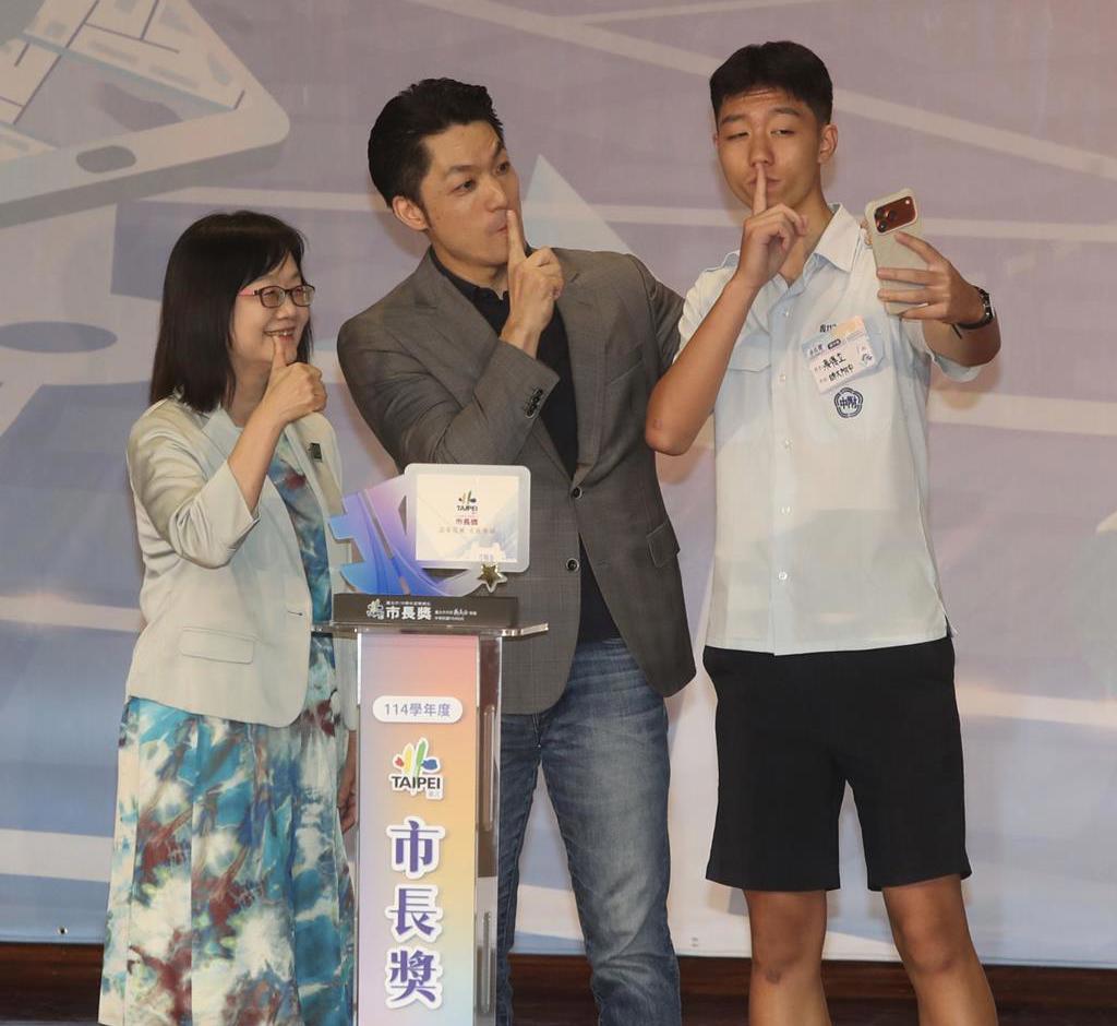 蒋万安儿赴美交换“不领补助” 能平息争议？万人网络投票一面倒
台北市长蒋万安长子
