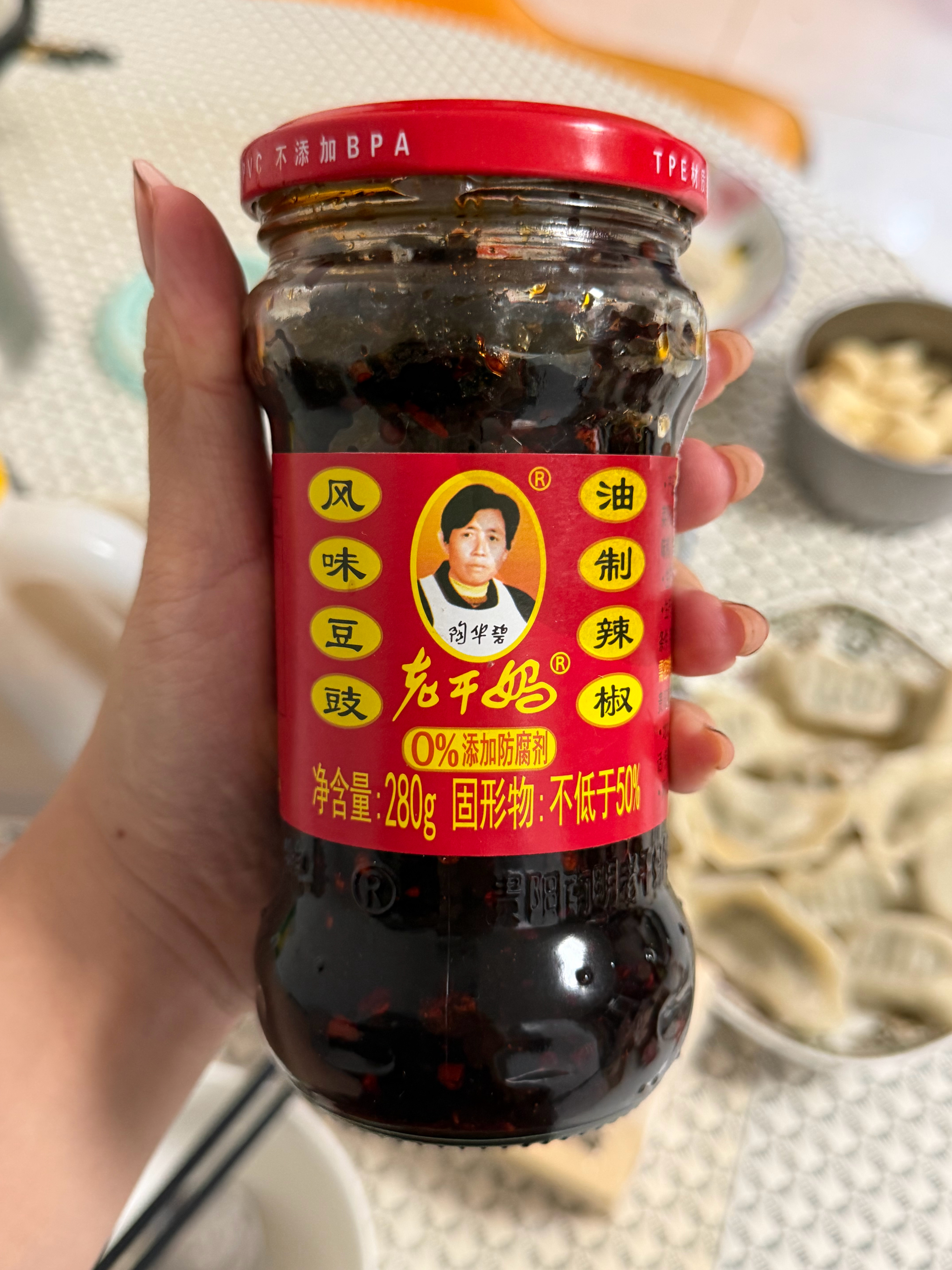 今日晚餐吃点热腾腾的牛肉茴香馅饺子配上老干妈[嘻嘻] ​​​