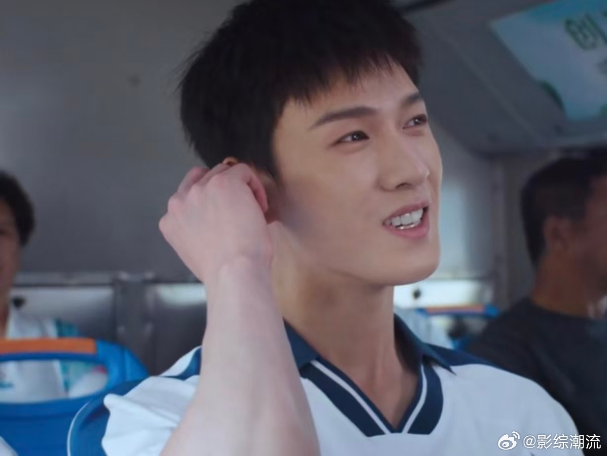 李昀锐剧里高考撞上现实高考季 看着李昀锐饰演的邢武备战高考，恰逢当下考生奔赴考场