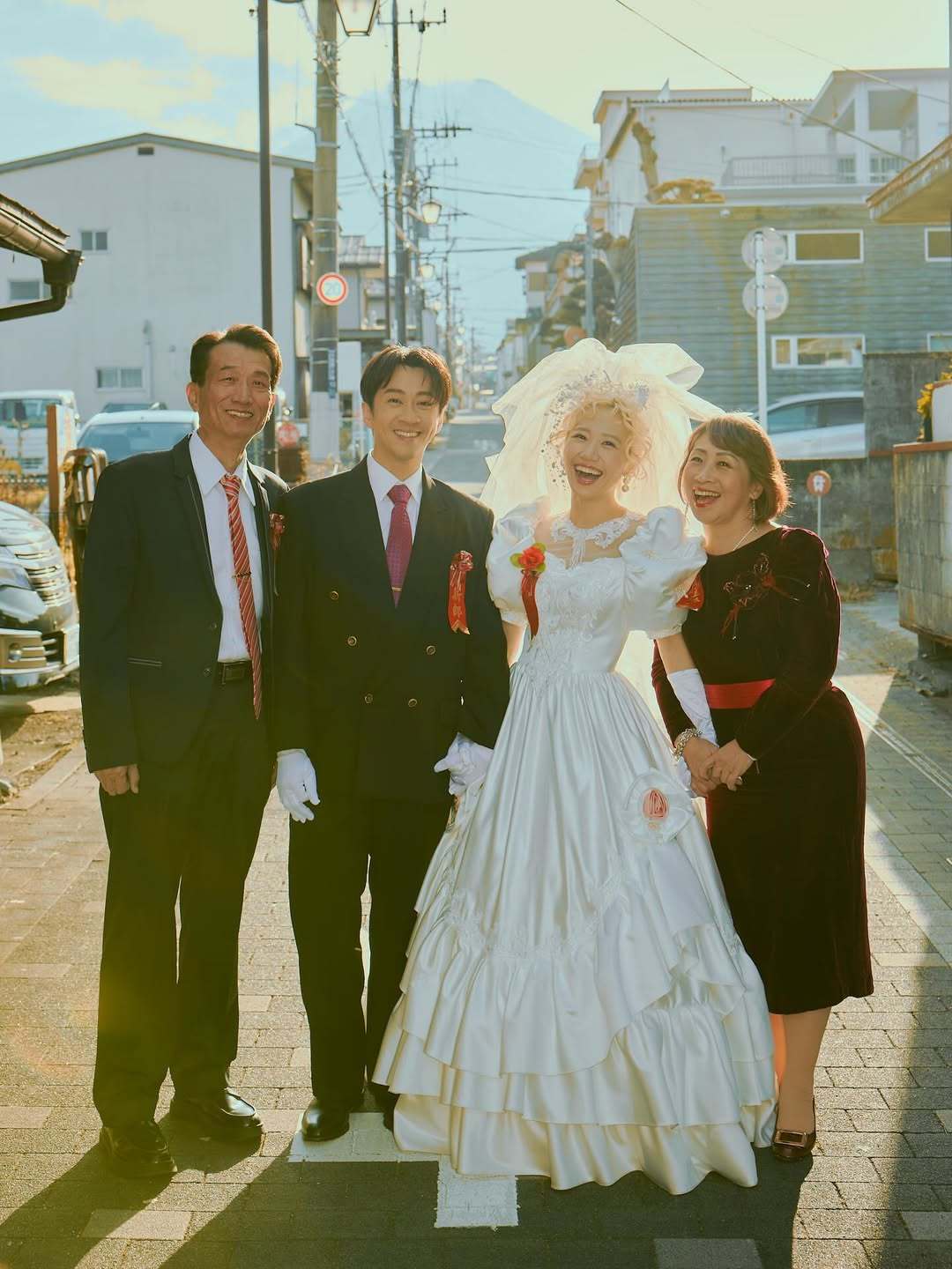 陈汉典Lulu再再分享婚纱照，这次是和家人、朋友、工作伙伴的合照。两人婚礼本周2