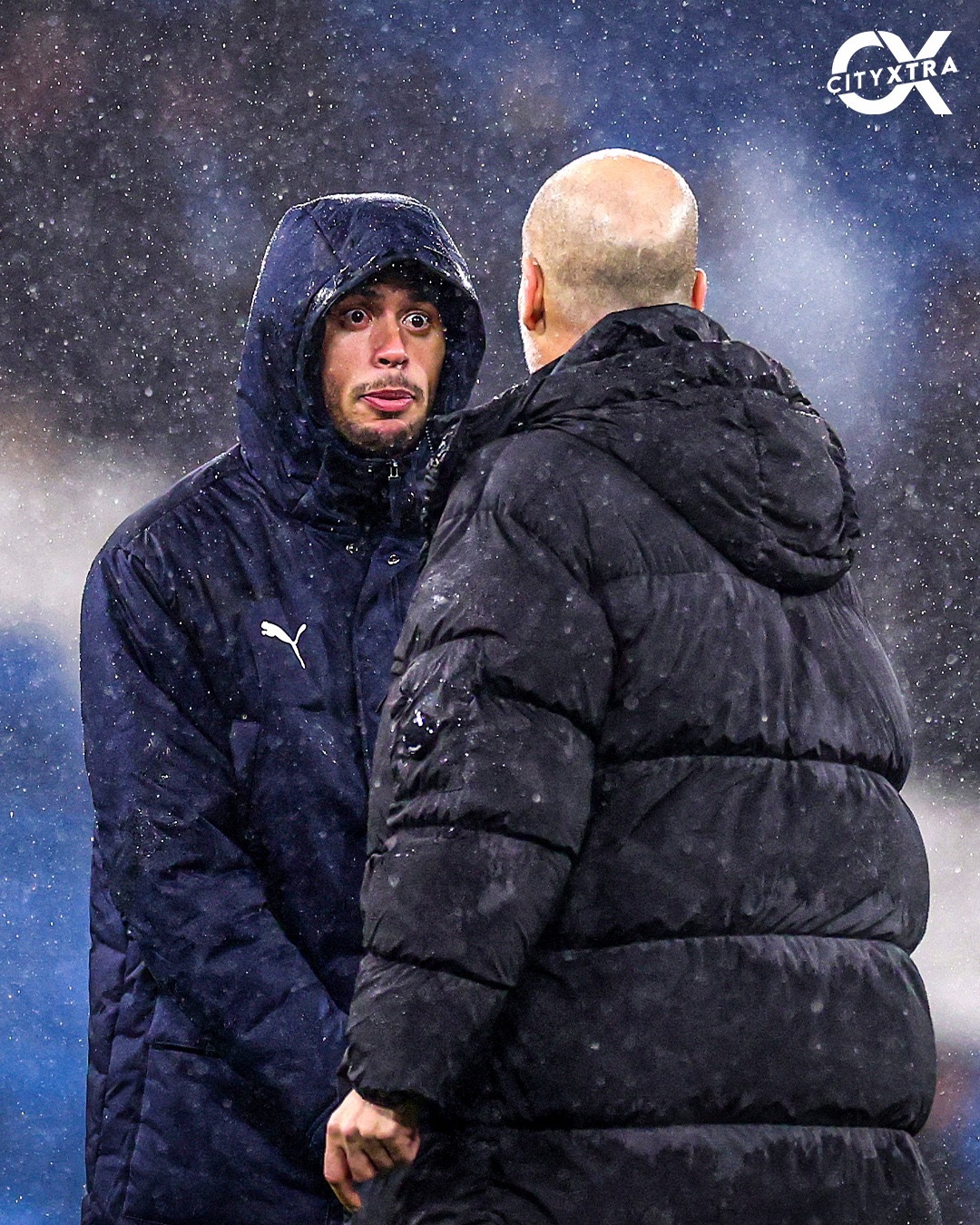 小🍞成为最新一位在终场哨响后接受瓜“一对一深度辅导”的曼城球员😂 