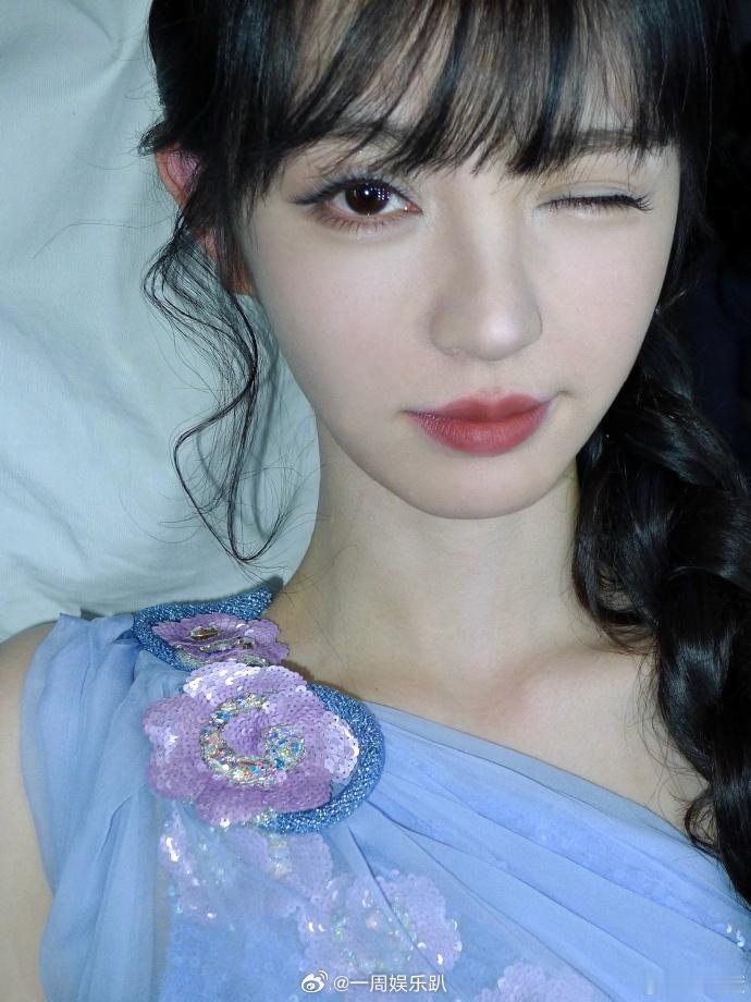 田曦薇李一桐李雪琴合照   田曦薇王骁合照  李一桐、李雪琴、田曦薇合影，三位女