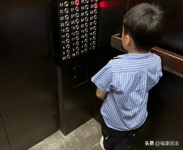 广州，女子带着大儿子和3岁小儿子游泳回家，走到大堂时，小儿子独自跑进电梯，之后，