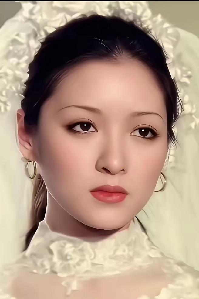 这四位都是百年难得一见的美女
命运坎坷的要数胡茵梦
爱情甜蜜要数胡慧中
财富自由