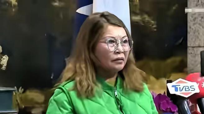 郑丽文这回真被问住了！街头被台湾女生怼得哑口无言：当年日本占台湾问过百姓吗？港澳