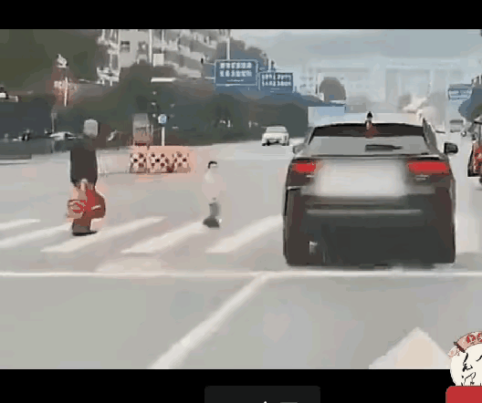 散养的？
是这老爷子没有安全意识，还是人家就是这么照顾孩子，你搞明白了吗？接孩子