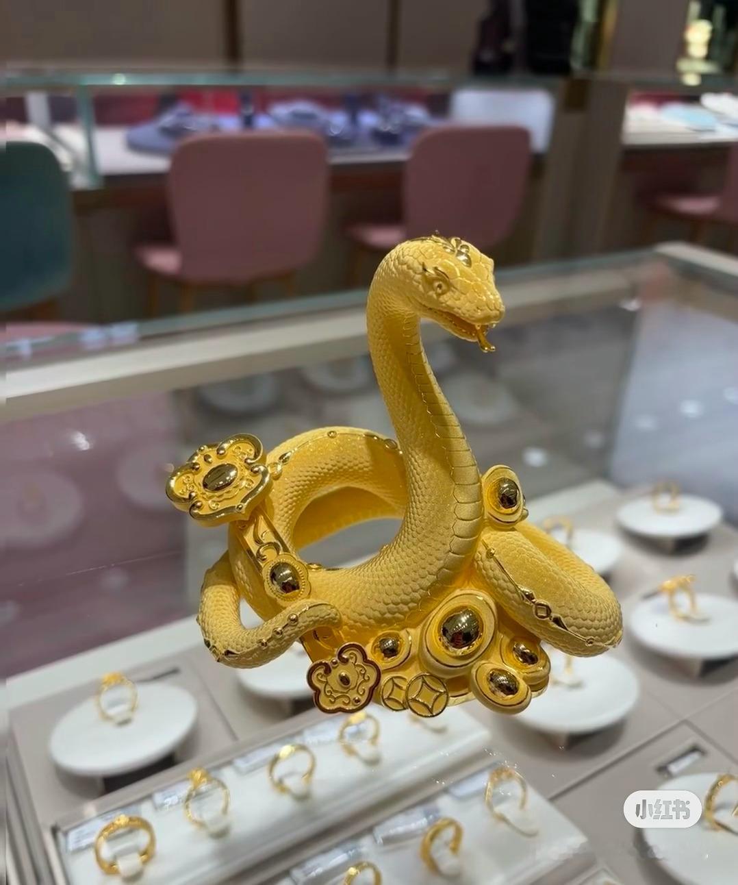 金价上涨年轻人囤金热情不降反升  蛇元素黄金年前开始火爆 难怪年轻人会囤蛇元素的