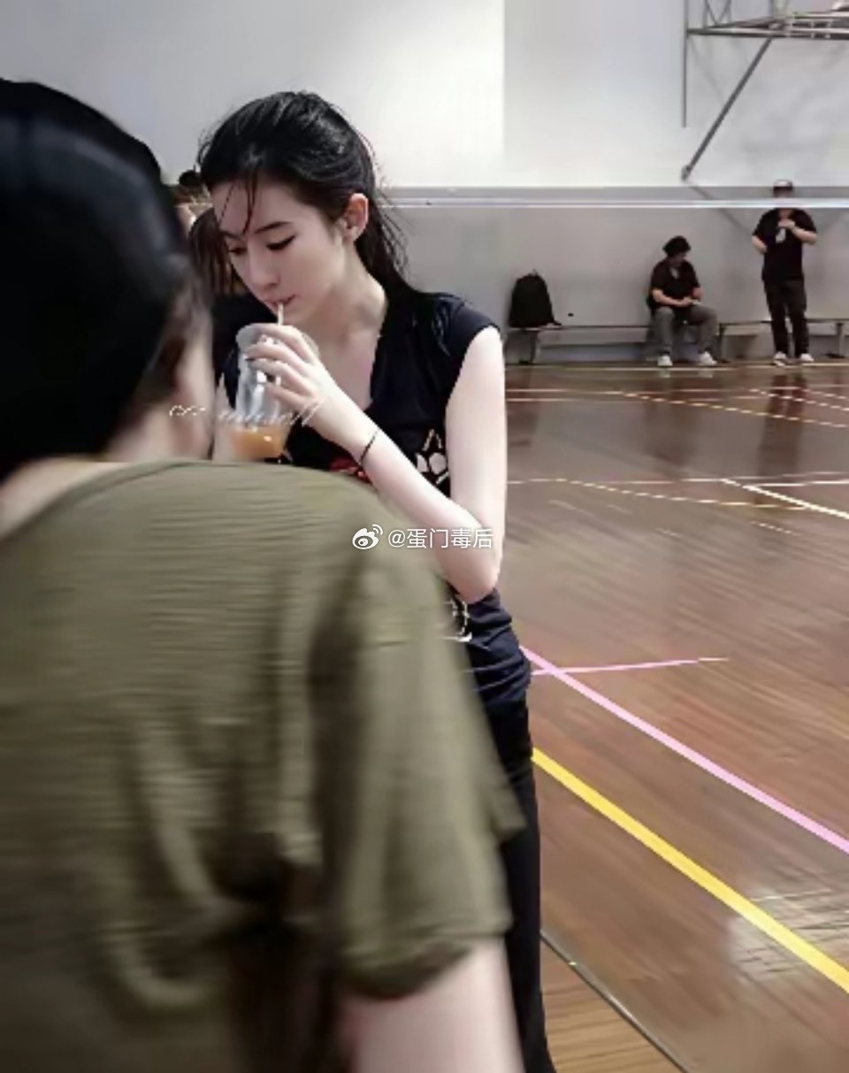 刘亦菲 好薄的一条人 