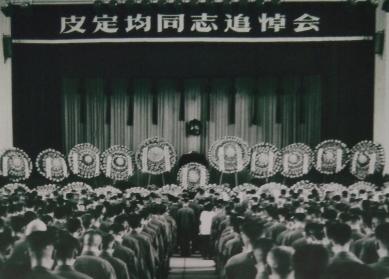 1976年7月7日，一位大军区司令员不幸遇难，因公殉职，年仅62岁。他死后被评为