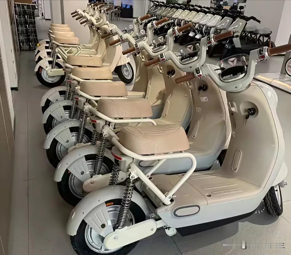 新国标电动车上线了

我有种预感

街上那些崭新的电动车

会让人越骑越憋屈。从