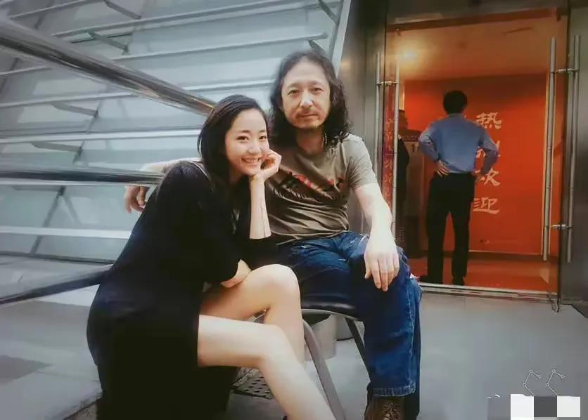 现在看来千惠这段婚姻真的是得不偿失，大25岁的老公三宝和她再婚前，把资产和房子都