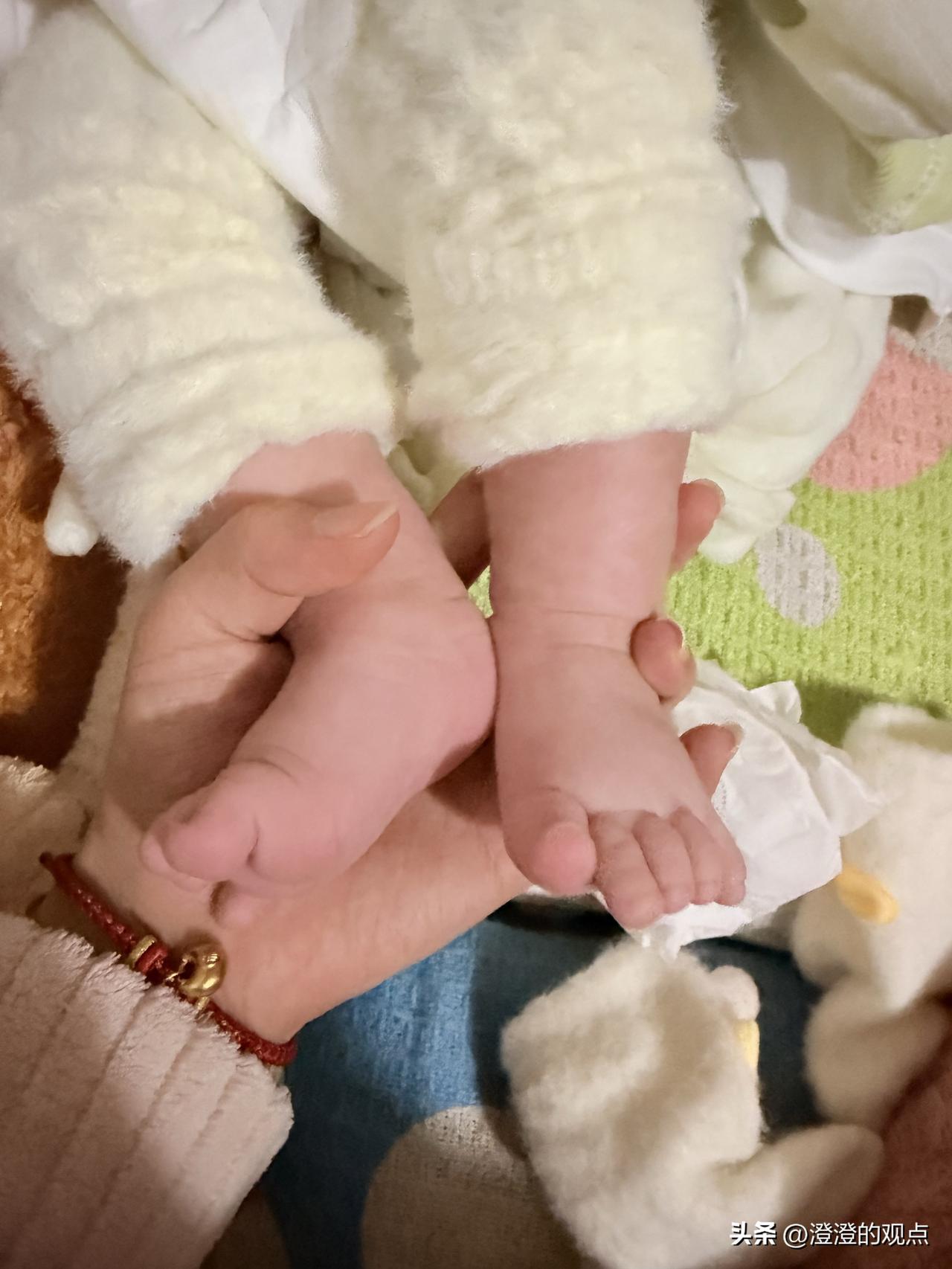 宝宝软乎乎的小脚丫，真的太治愈了！
粉嫩嫩的小脚趾蜷在一起，连皮肤都透着奶fuf