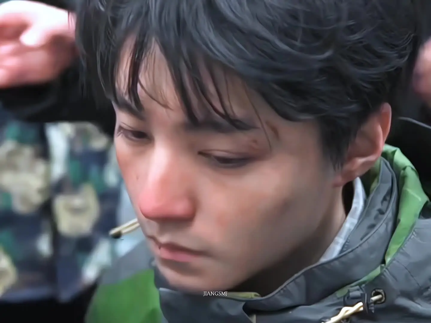 本来想买两套和他一样的衣服 结果发现钱不够只买了套