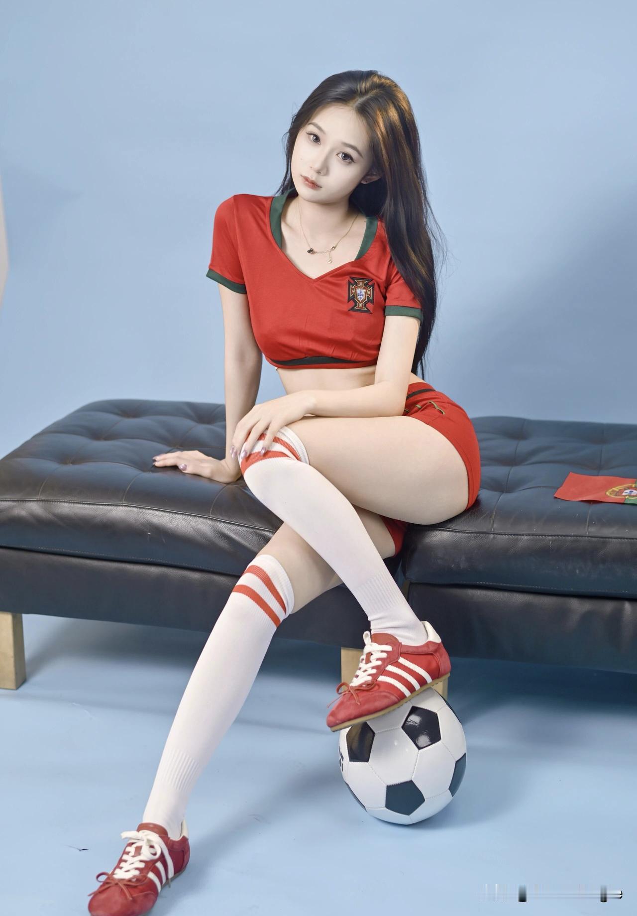 活力四射的足球少女，运动与时尚的完美结合！🏆👟💃